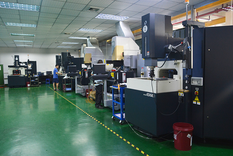 昱卓塑膠模具加工生產(chǎn)車(chē)間 昱卓塑膠模具加工生產(chǎn)車(chē)間