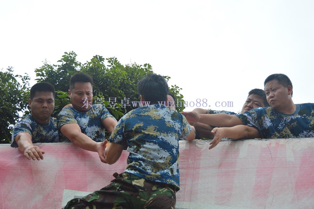 昱卓注塑模具員工翻越畢業墻 昱卓注塑模具員工翻越畢業墻