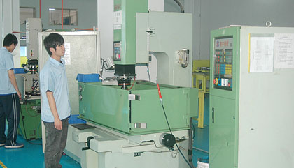 注塑模具加工操作設(shè)備 塑模具加工操作設(shè)備